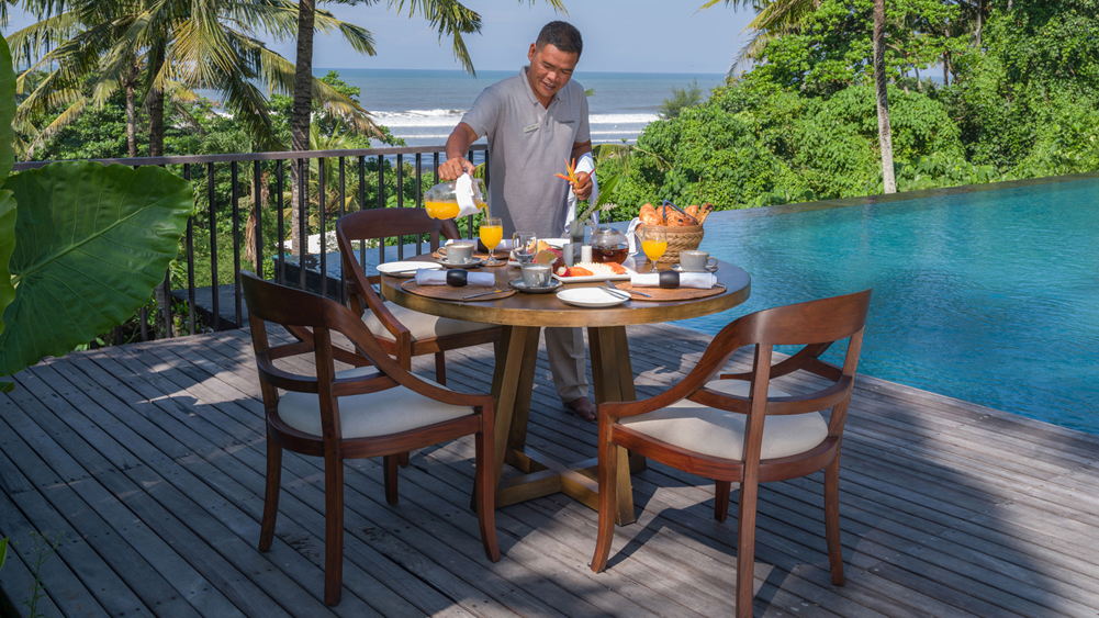 Villa Kailasha - breakfast by the pool